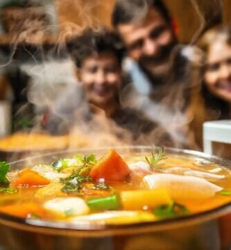 Cocina acogedora: familia feliz