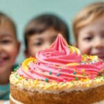 Un pastel alegre y delicioso ilumina rostros felices