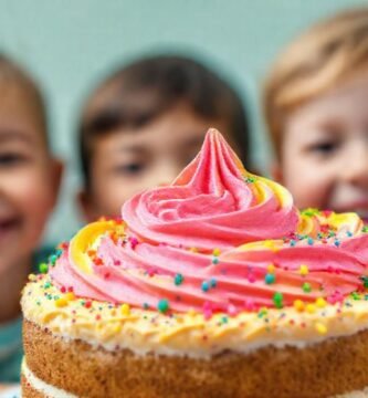 Un pastel alegre y delicioso ilumina rostros felices