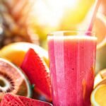 Un smoothie tropical brillante y refrescante