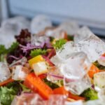 Ensalada fresca y apetitosa en frío
