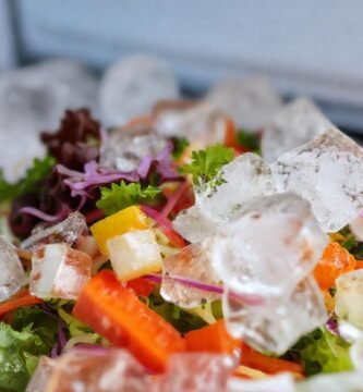 Ensalada fresca y apetitosa en frío