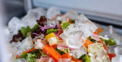 Ensalada fresca y apetitosa en frío
