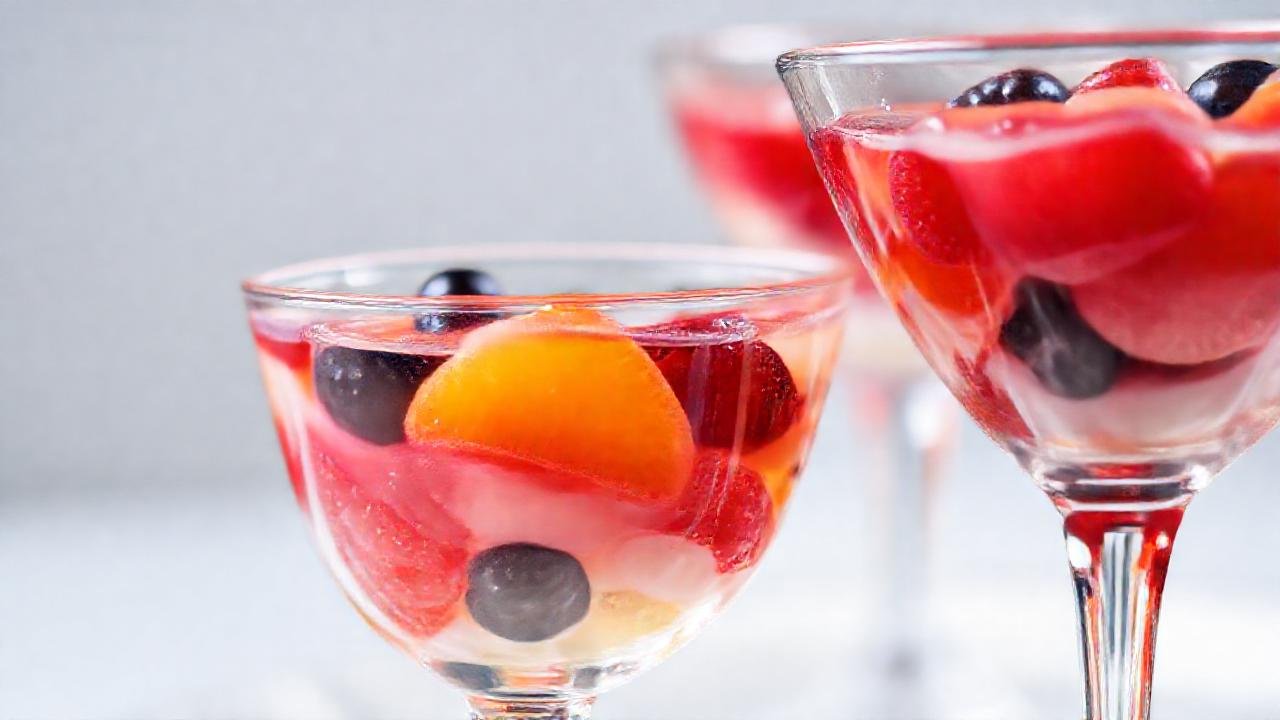 Vasos elegantes sirven postre vibrante y delicioso
