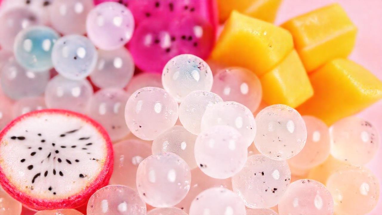 Tapioca tropicales brillantes decoran postres exóticos