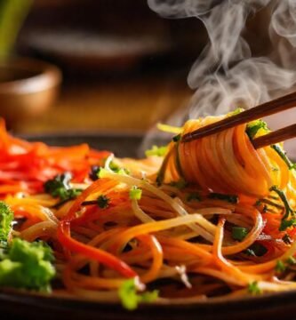 Vegetales asiáticos se sirven con delicadeza