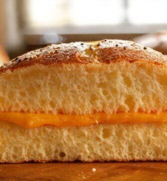 Pan artesanal con queso dorado y aireado