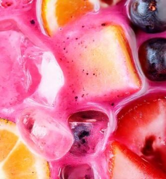 Batido colorido y refrescante en primer plano