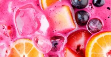 Batido colorido y refrescante en primer plano