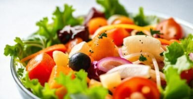 Ensalada brillante y apetitosa en estudio