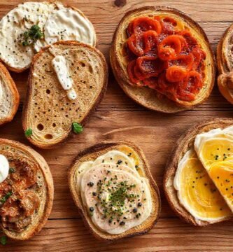 Una mesa rústica con alimentos tentadores