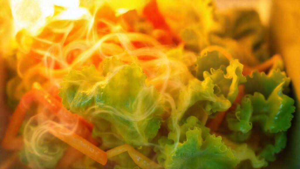 Vapor de verduras frescas y brillantes
