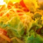 Vapor de verduras frescas y brillantes