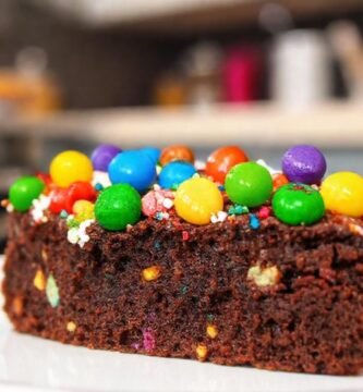 Un brownie decadente y colorido es delicioso