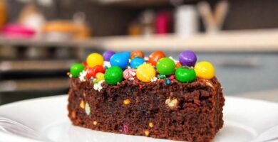 Un brownie decadente y colorido es delicioso