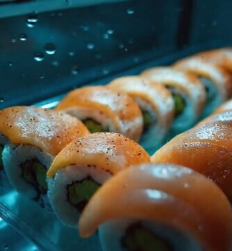 Sushi frío bajo luz tenue