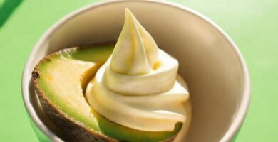 Aguacate cremoso en luz brillante