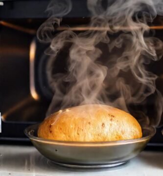 Una patata se cocina felizmente en la cocina