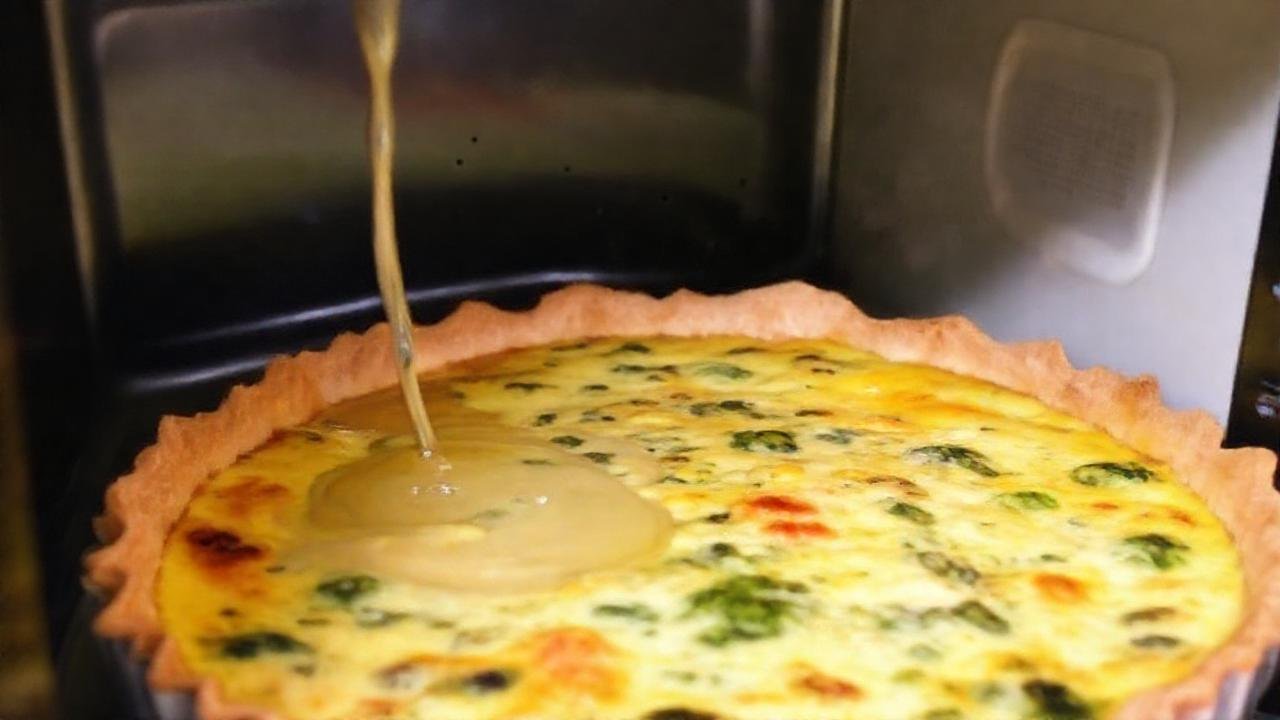 Un quiche sin hornear se sella al microondas