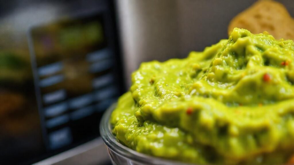 Aguacate cremoso y vibrante en estudio