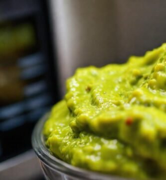 Aguacate cremoso y vibrante en estudio