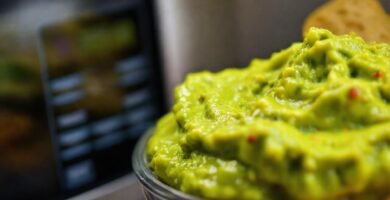 Aguacate cremoso y vibrante en estudio