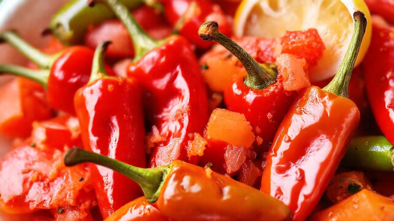 Pimientos rocoto vibrantes ofrecen ceviche peruano