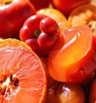 Frutas maduras brillan en la luz