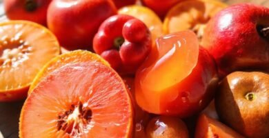 Frutas maduras brillan en la luz
