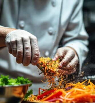 El chef crea una comida apetitosa