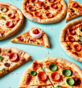 Una mesa moderna y colorida ofrece pizza deliciosa