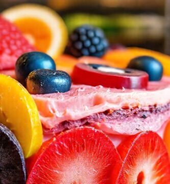 Un pastel colorido y apetitoso destaca