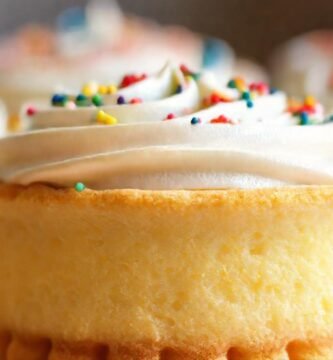 Tarta colorida y apetitosa