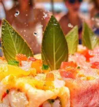 Postres tropicales refrescantes en la playa