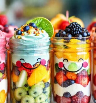 Parfaits de frutas vibrantes