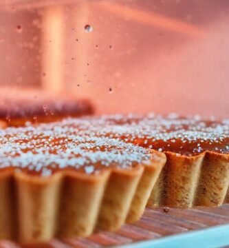 Tarta de repostería apetecible en cámara lenta