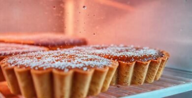 Tarta de repostería apetecible en cámara lenta