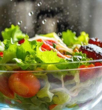 Ensalada fresca y vibrante en cámara