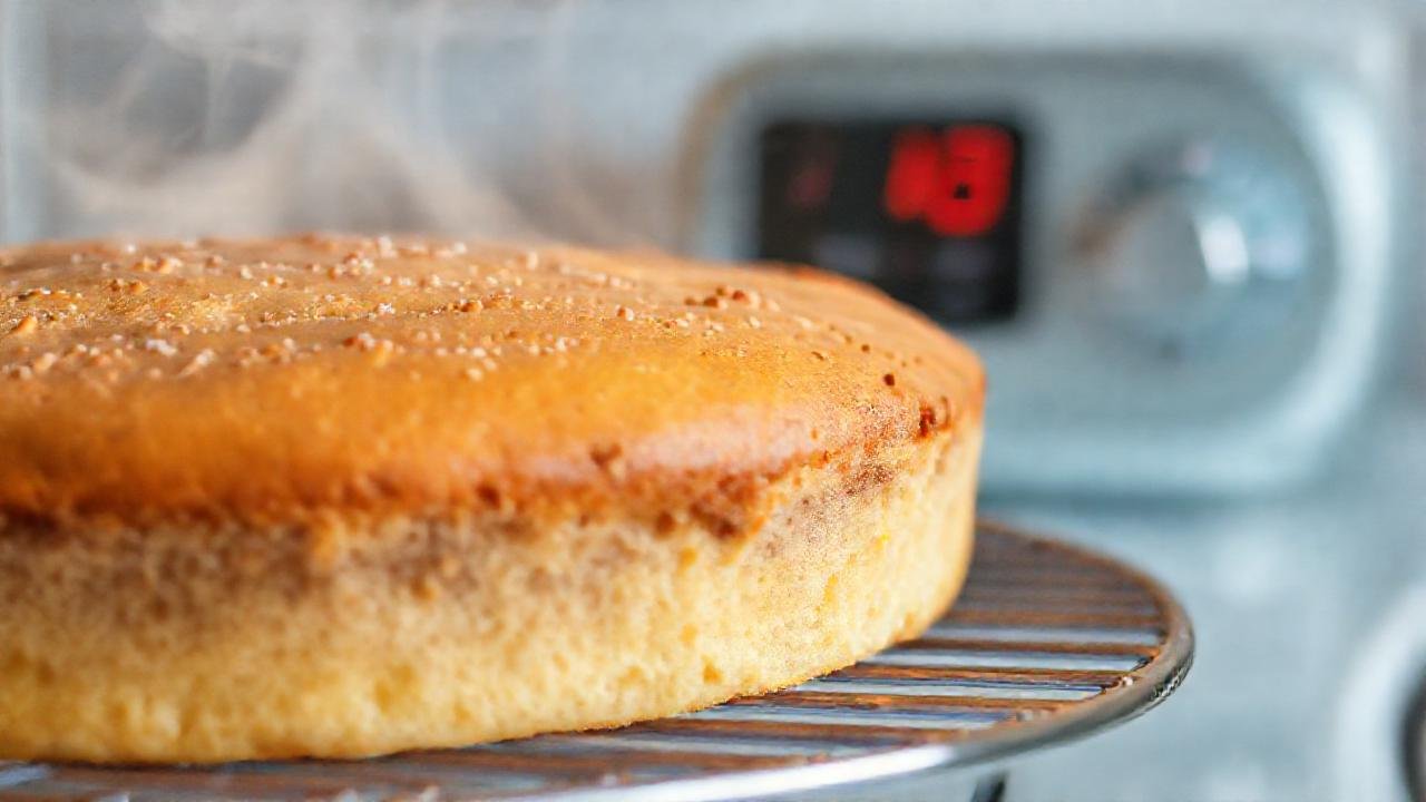 Un pastel delicioso se enfría suavemente