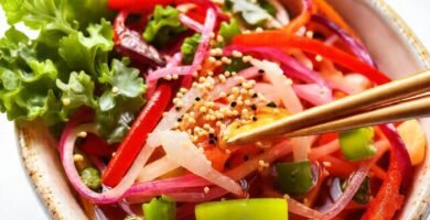 Ensalada asiática fresca y apetitosa