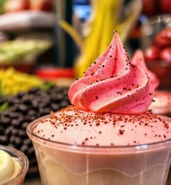 Un puesto asiático ofrece mousse deliciosa y vibrante