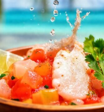 Ceviche vibrante y apetitoso en la playa