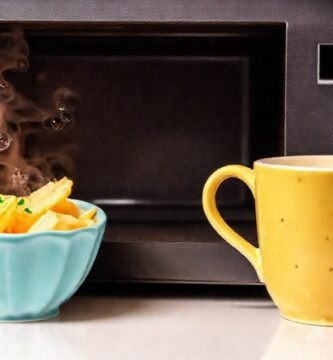 Una taza caliente y burbujeante