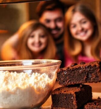 Familia feliz hornea un brownie delicioso