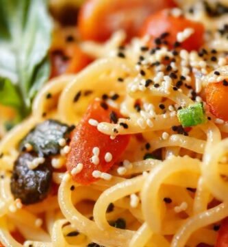 Ensalada brillante y apetitosa destaca