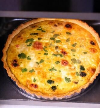 Un quiche sencillo y brillante se calienta rápidamente