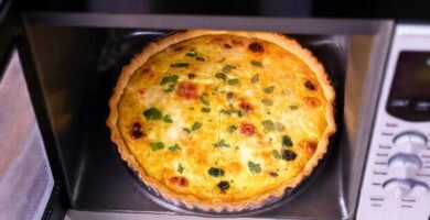 Un quiche sencillo y brillante se calienta rápidamente