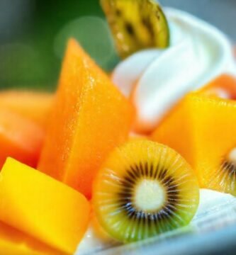 Postre tropical brillante y cremoso