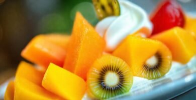 Postre tropical brillante y cremoso