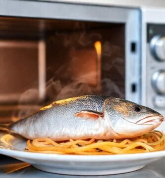 Un plato de pescado caliente y apetitoso